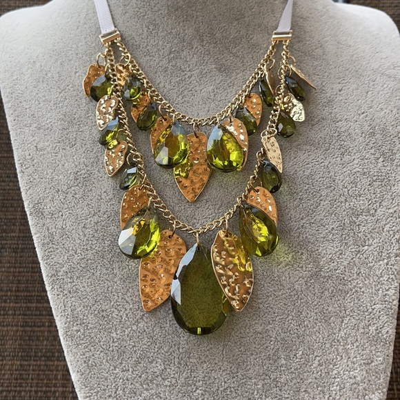 New✨ - Layered Green & Gold Statement Necklace - Picture 11 of 15